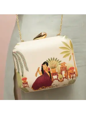 Woman Vintage Courtyard Printed Clutch