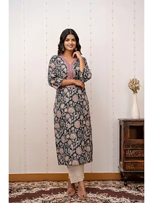 Women Green Printed Straight Kurta with Three Quarter Sleeves