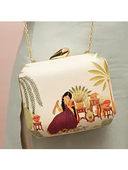 Woman Vintage Courtyard Printed Clutch