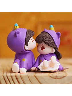 Miniature Romantic Couple Statue Boy Kissing Girl Forehead Showpiece