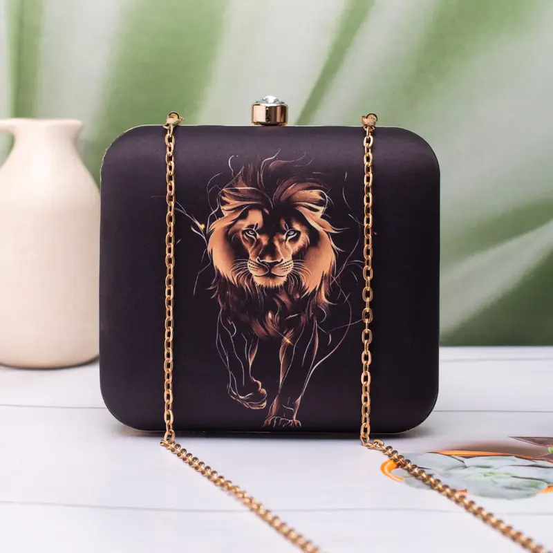Woman Majestic Lion Royale Printed Clutch