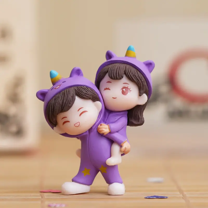 Purple Miniature Cute Couple Statue Girl on Boy's Shoulder Showpiece
